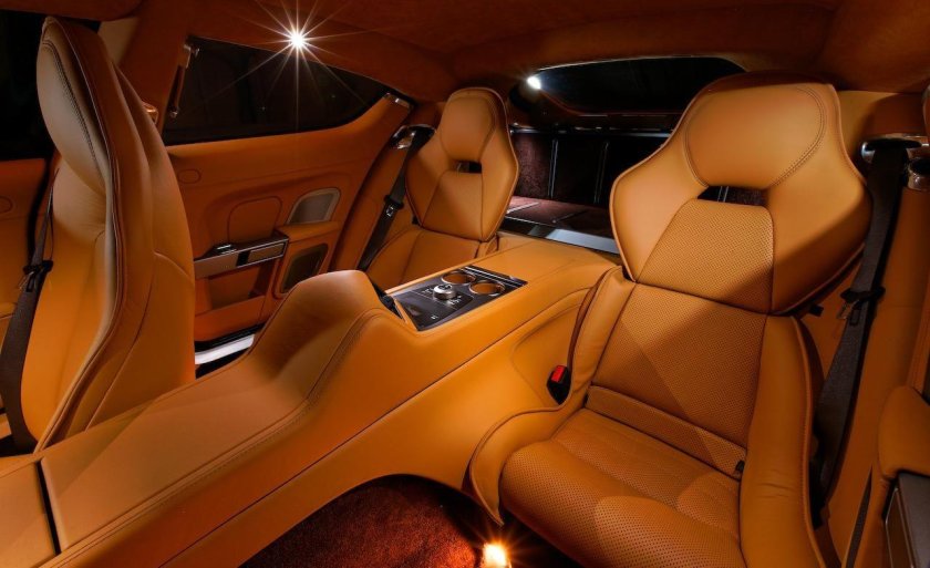 Астон Мартин Рапид s салон