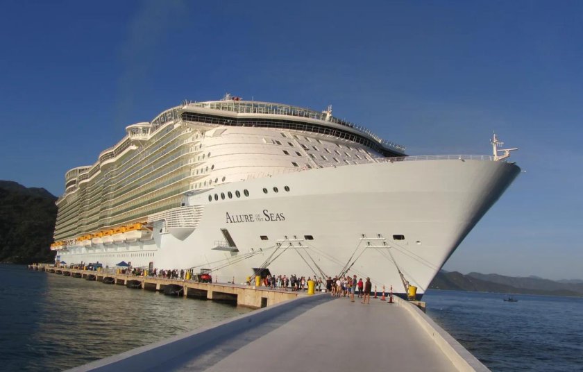 Круизный лайнер очарование морей