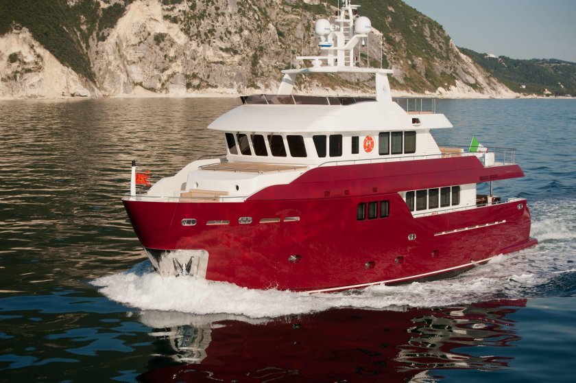 Траулерные и экспедиционные моторные яхты