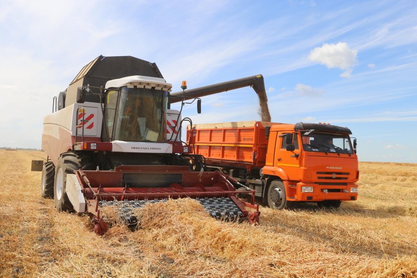 Комбайн Нива в поле
