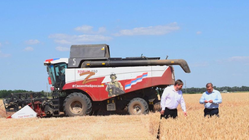 Комбайн Нива в поле