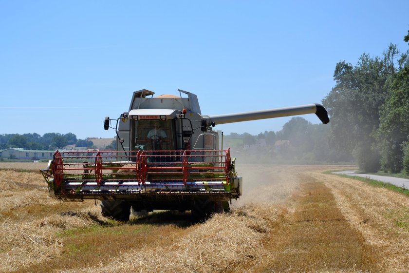 Комбайн Нива в поле