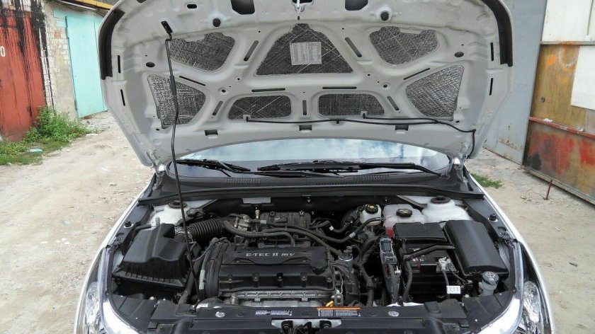 Chevrolet Cruze открытый капот
