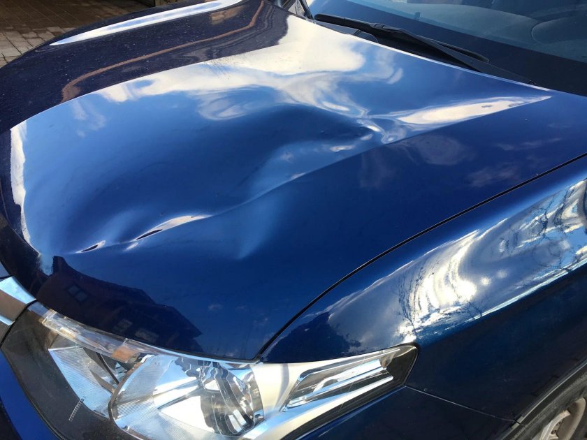 Вмятина на капоте