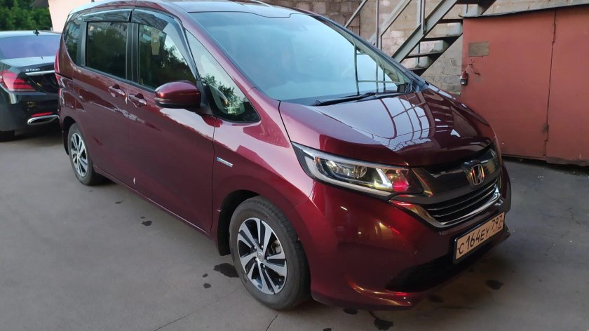 Хонда Фрид бордового цвета