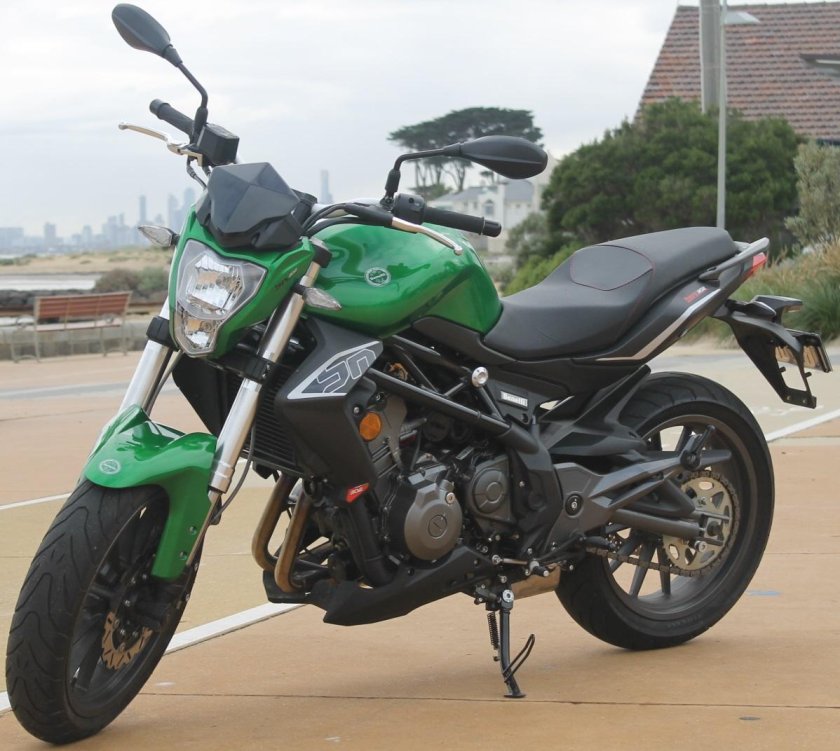 Мотоцикл Бенелли ТНТ 300