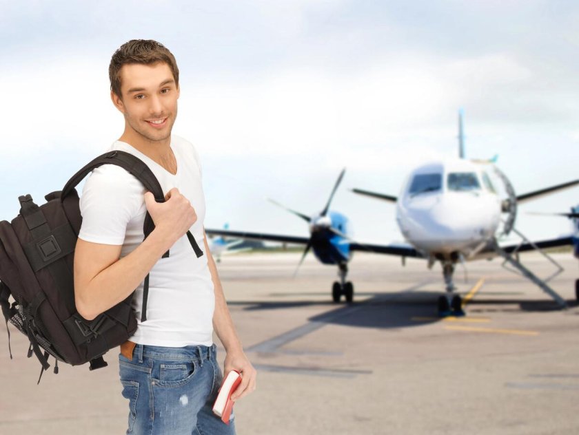 Молодой мужчина в аэропорту