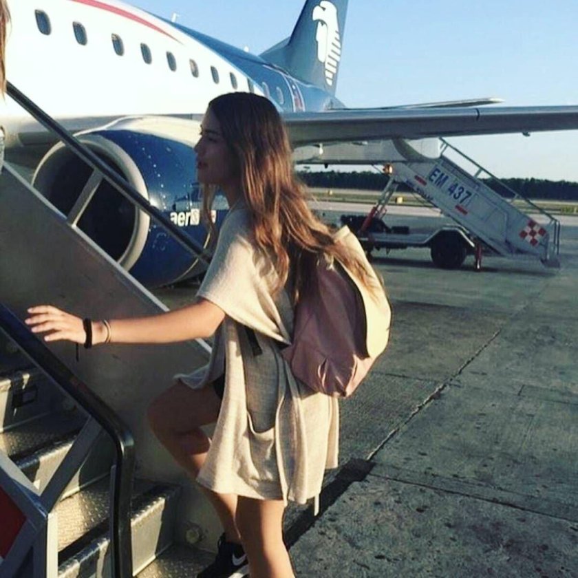 Девушка в самолете