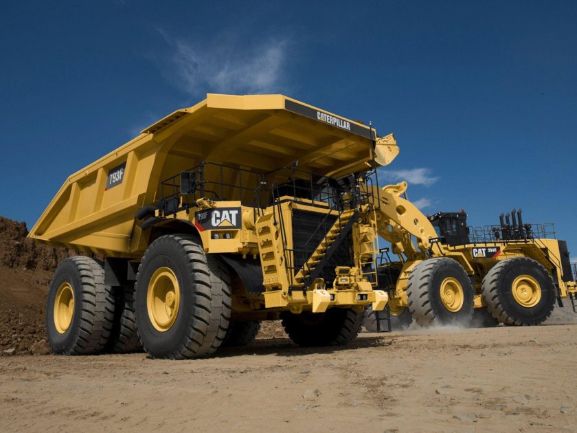 Карьерный самосвал Катерпиллер