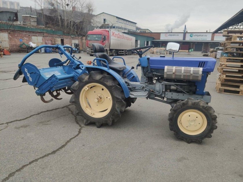 Трактор колесный