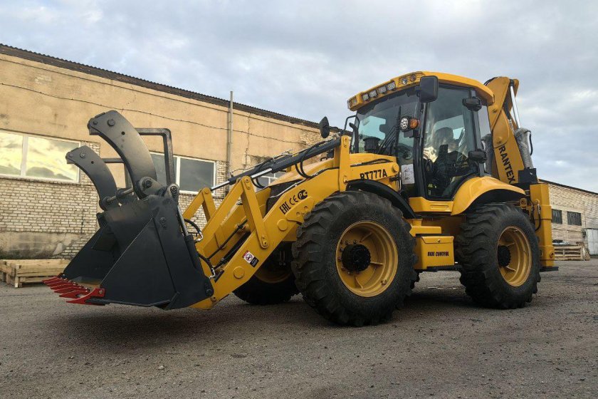 Равноколесный экскаватор погрузчик