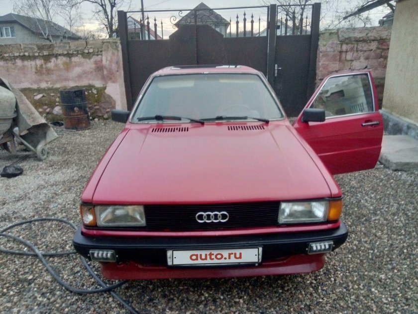 Красная ауди 80