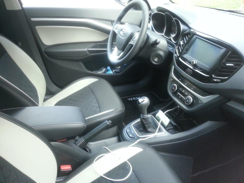 Лада Веста кросс белая салон