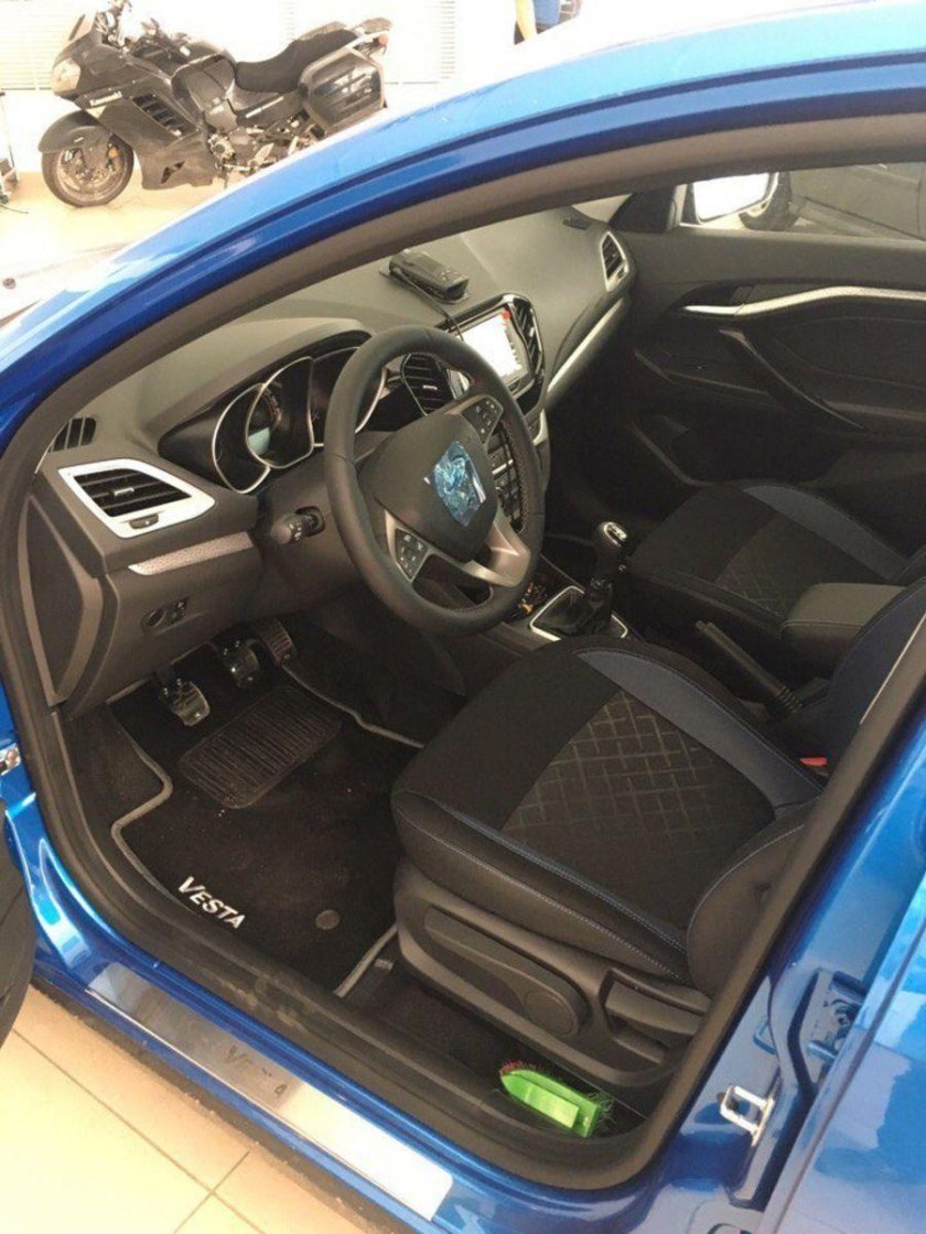 Лада Веста SW Cross синий