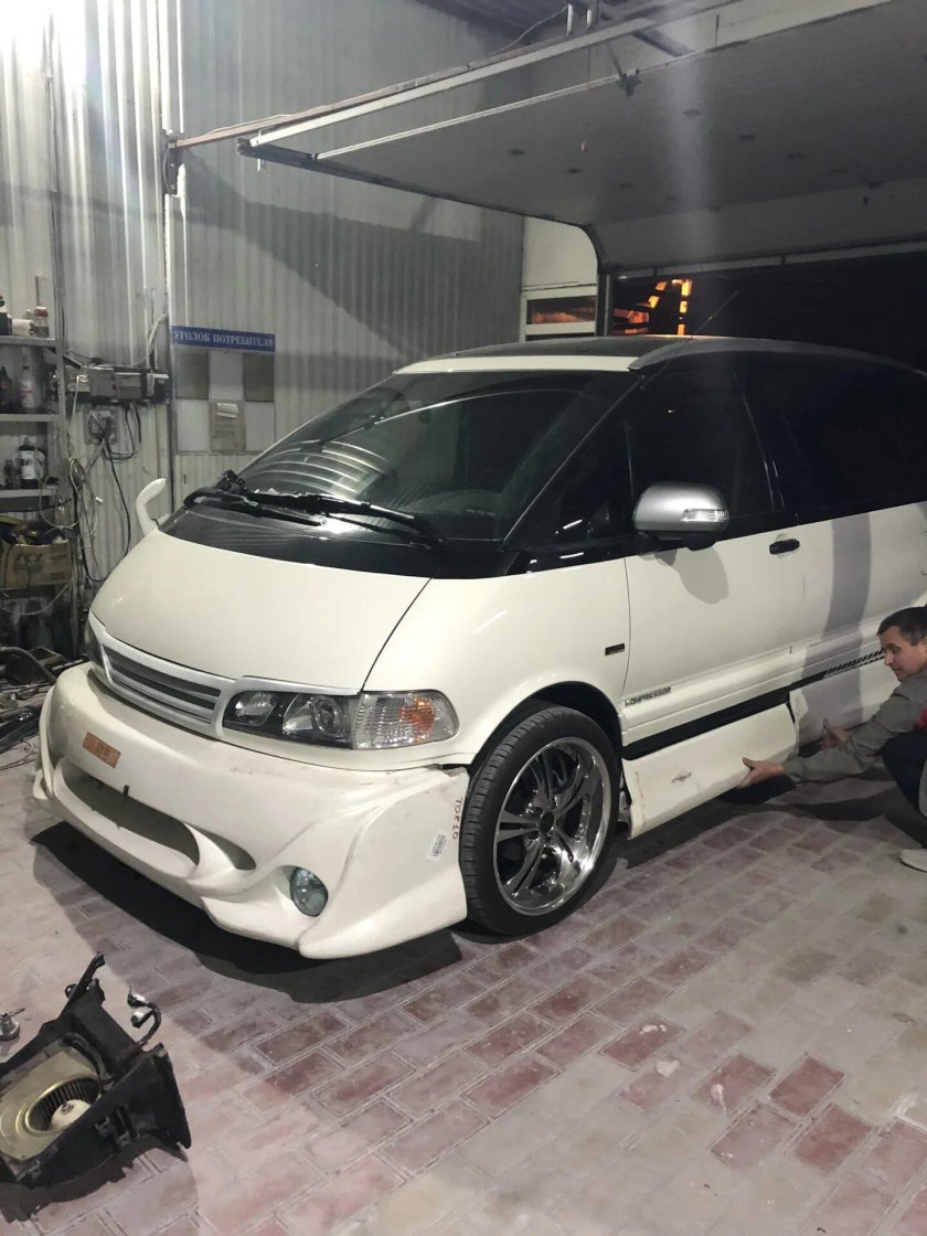 Тойота Превия 1