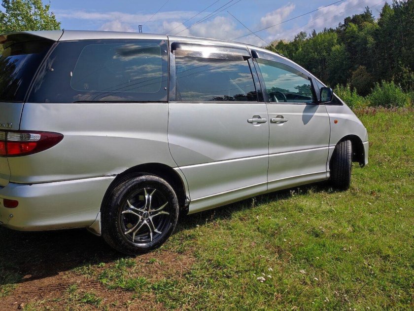 Тойота Эстима вид сзади