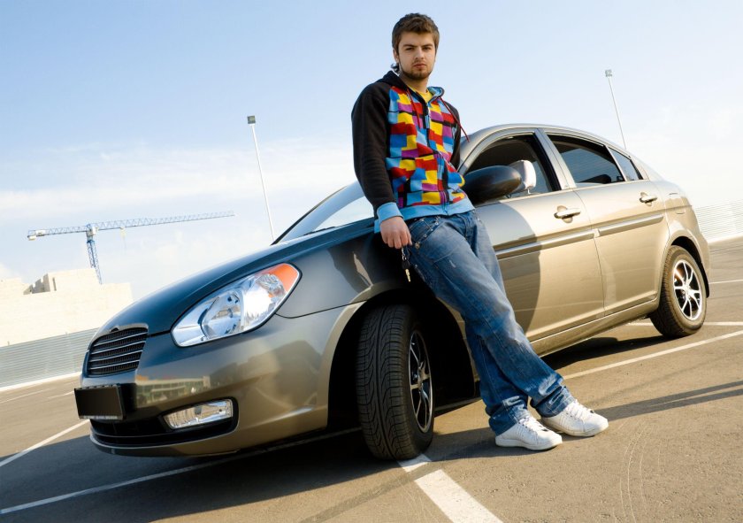 Человек рядом с машиной