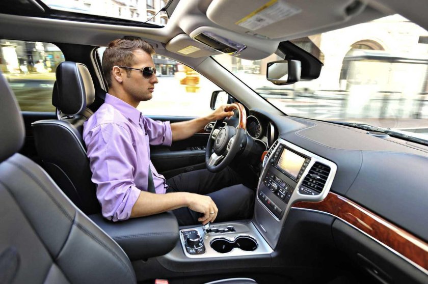 Парень на джипе