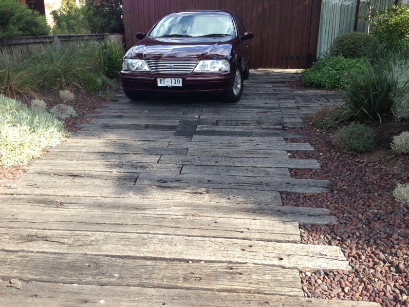 Заезд для машины на даче