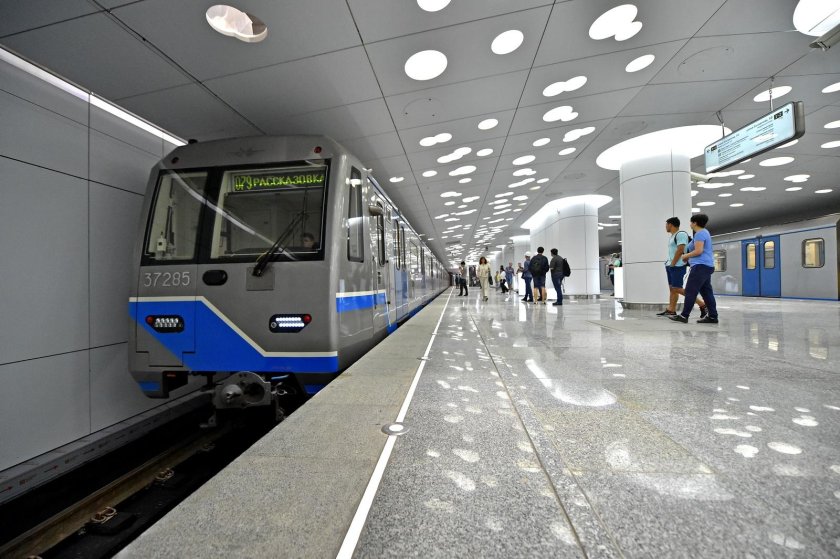 Поезда на Солнцевской линии метро