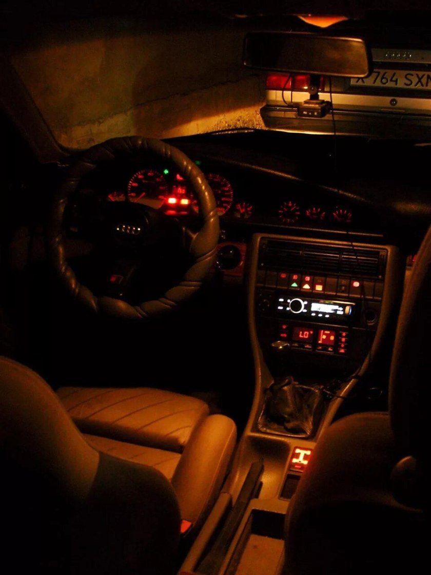 Ауди 100 с 4 салон