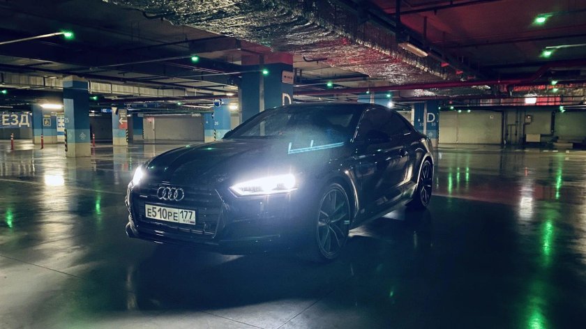 Ауди а7 на парковке