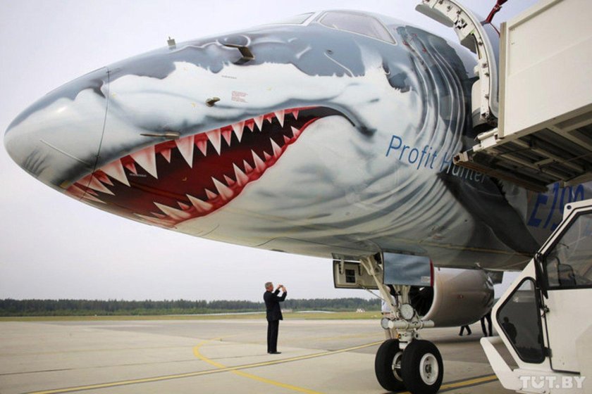 Акула самолет Тревор Хендерсон