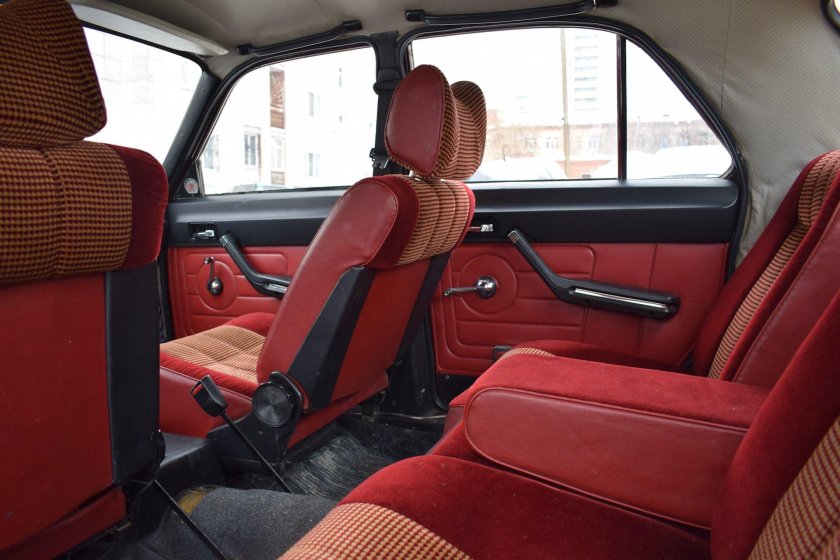 ГАЗ 3110 красный салон