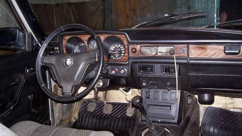 Волга ГАЗ 3102 салон торпеда