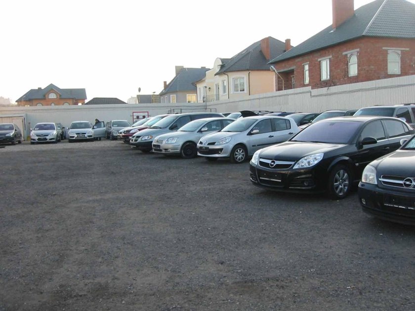 Стоянка автосалона