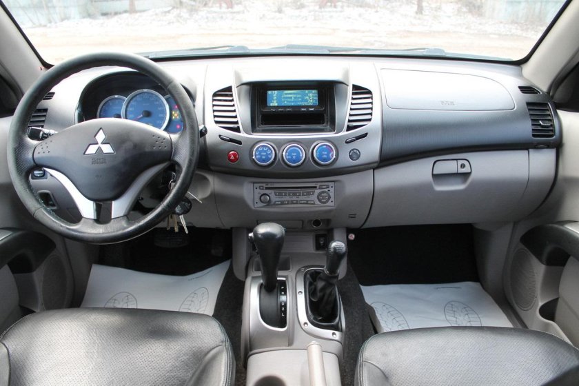 Митсубиси л200 салон