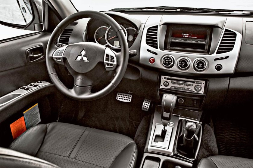 Митсубиси л200 салон