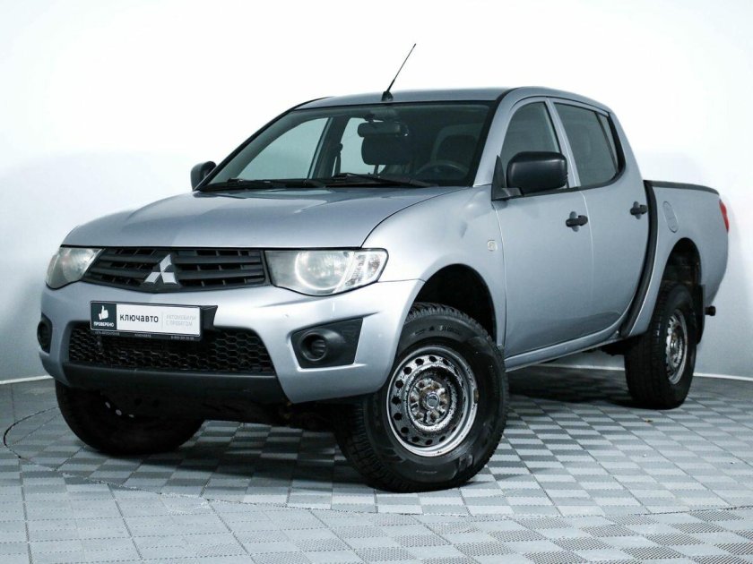 Mitsubishi l 200 2013