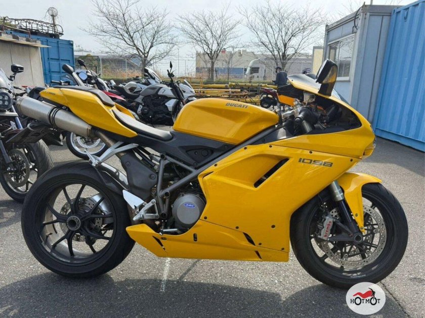Мотоцикл дукати желтый