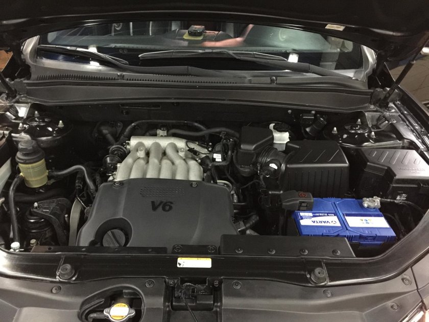 Подкапотное пространство Санта Фе 2.7