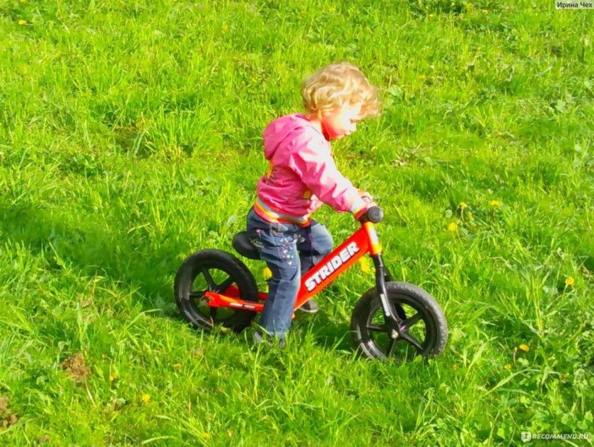 Ребенок на беговеле