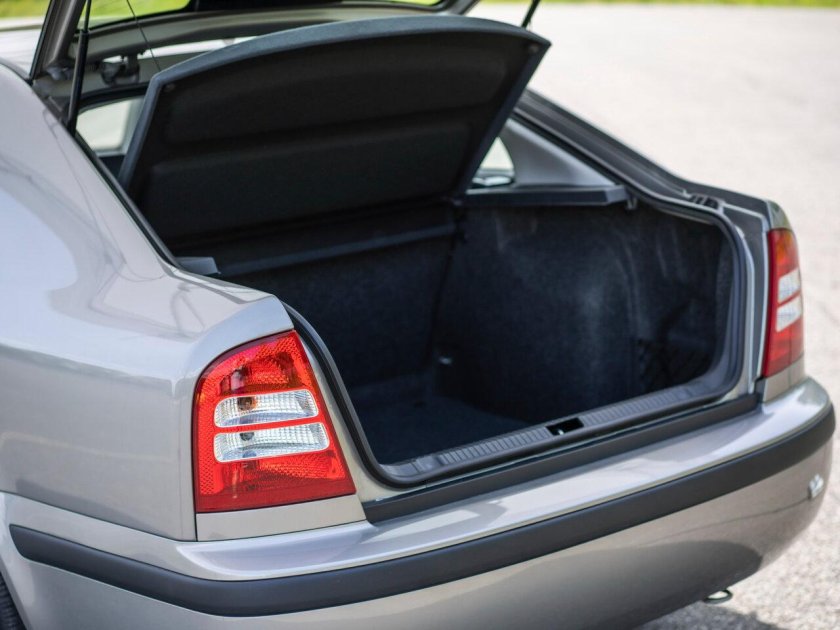 Шкода Октавия седан багажник