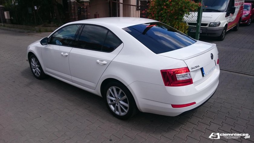 Шкода Октавия седан белый