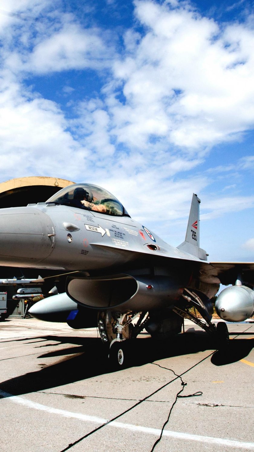 F16 истребитель