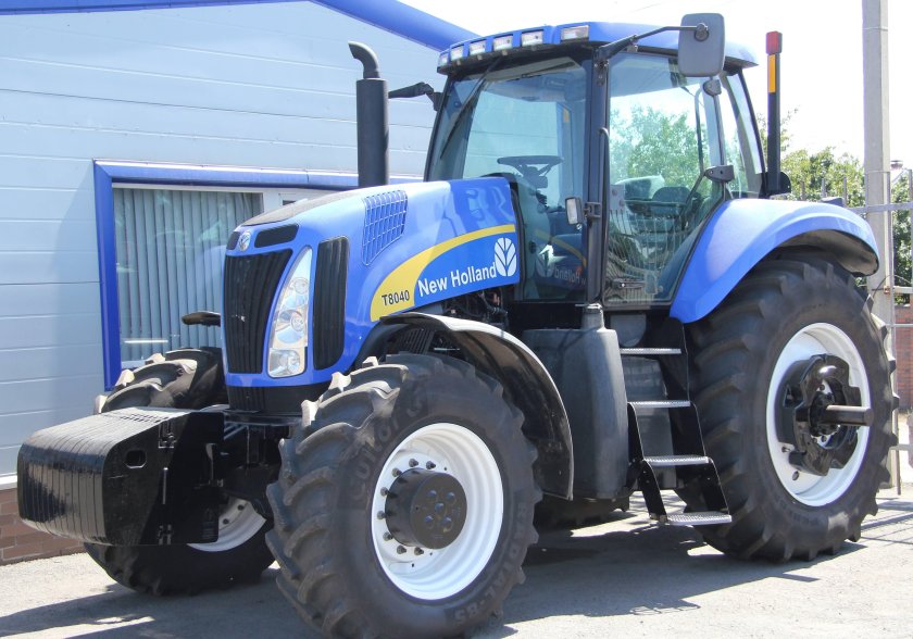 Трактор New Holland t8040