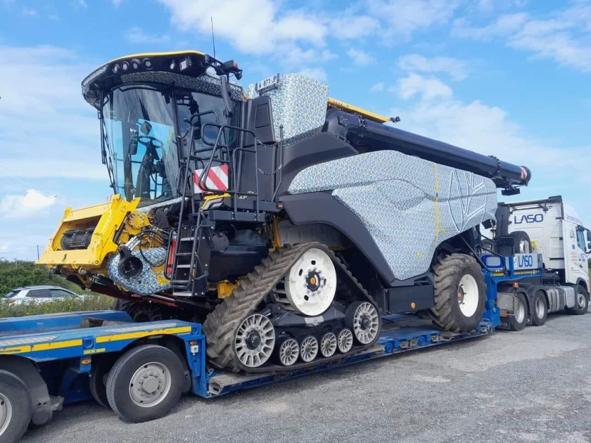 Комбайн New Holland CR10.90