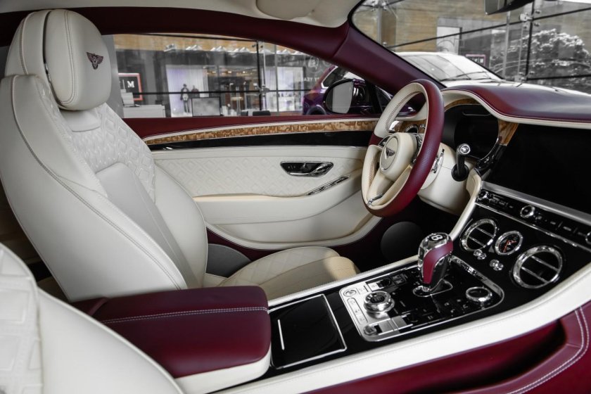 Bentley Continental gt 2022 салон
