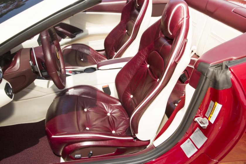 Кожаный салон Феррари