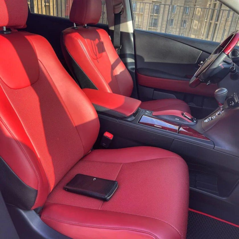 Вишневый салон автомобиля