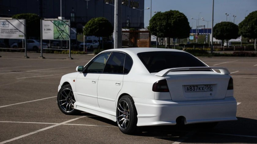 Subaru Legacy b4 белый