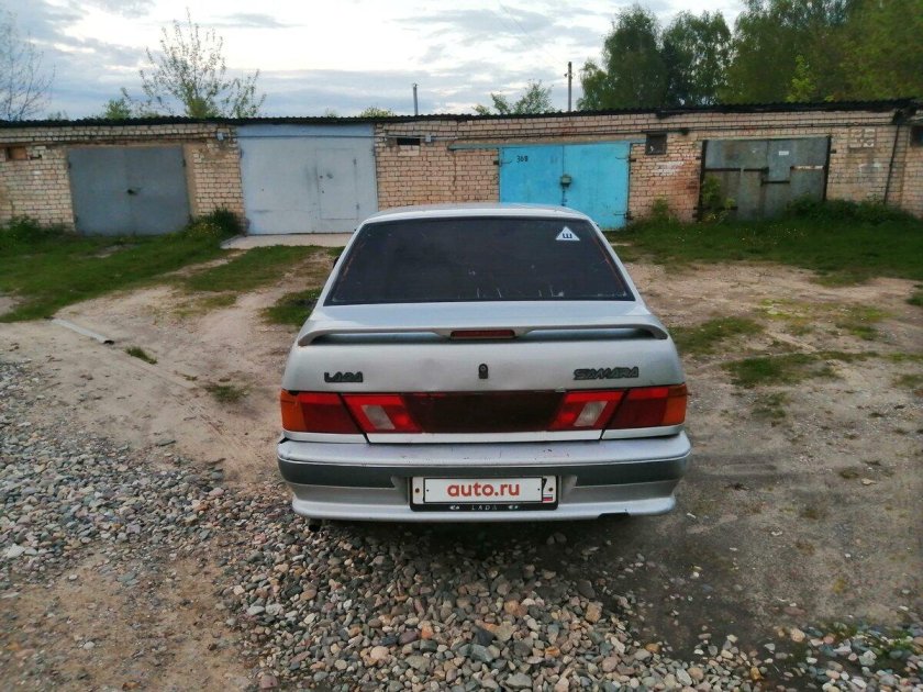 ВАЗ 2115 серебристая 2008 вид с заднего левого колеса