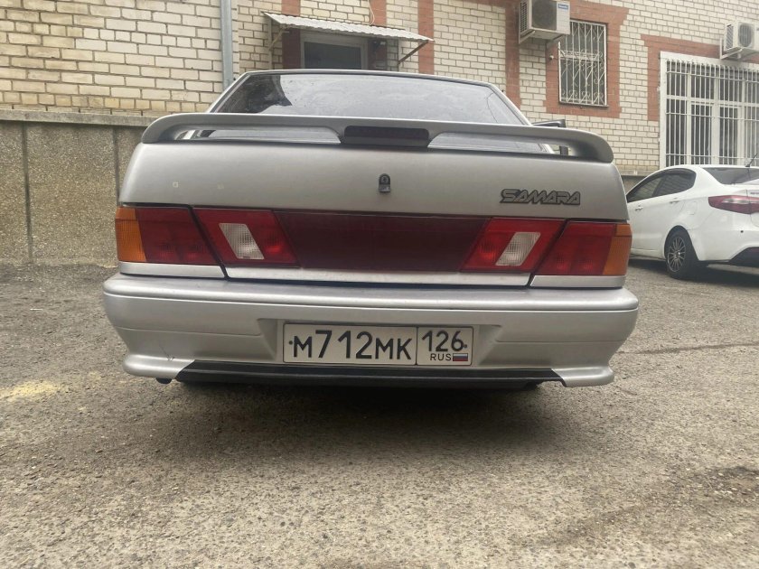 Ржавая 2115 сзади