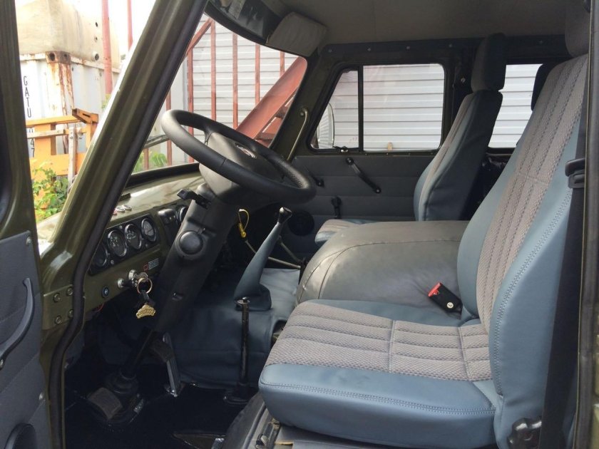 УАЗ 3303 кабина внутри