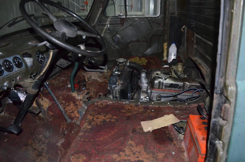 УАЗ 3303 кабина внутри