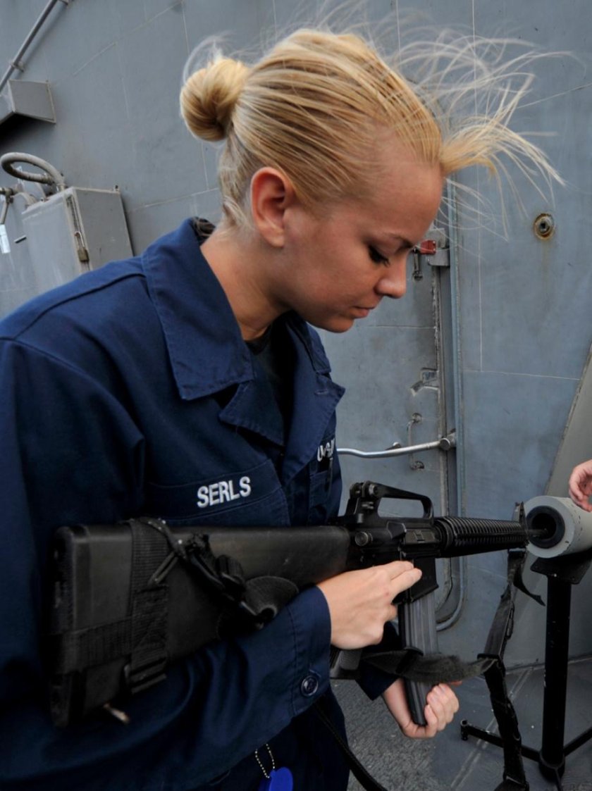 Девушка медик солдат